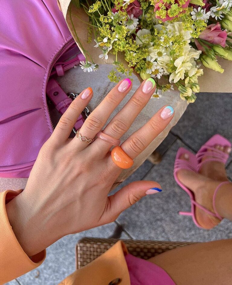 Uñas con manicura francesa de colores