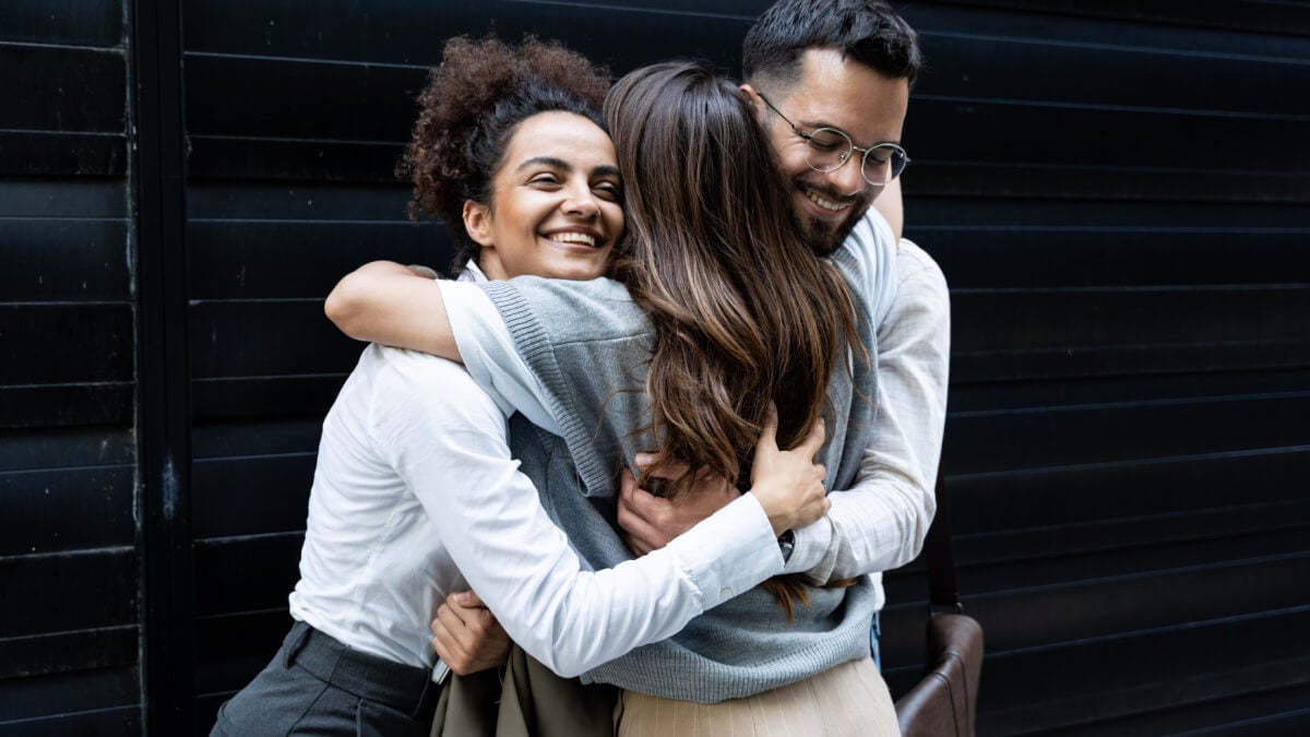 El significado emocional del abrazo para aquellos enamorados profundos